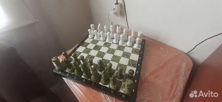 Шахматы из натуральног камня (змеевик)