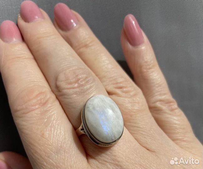 Серебряное кольцо с лунным камнем