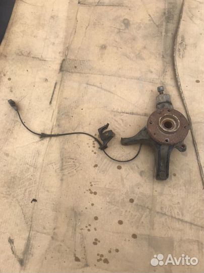 Поворотный кулак левый на пежо 308