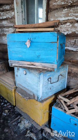 Ульи, рамки, магазины для пчел
