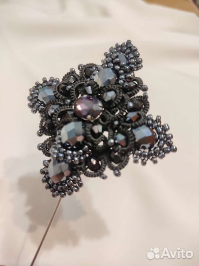 Украшение-брошь ручной работы, в технике фриволите