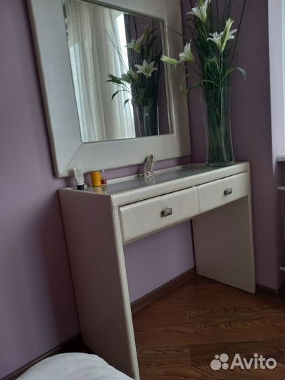Туалетный столик с зеркалом и тумбы