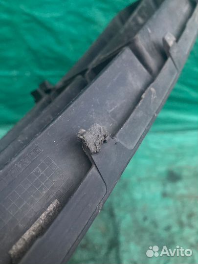 Решетка в бампер центральная Skoda Fabia 10-15г