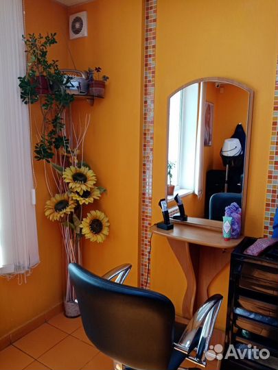 Зеркало с полкой в парикмахерскую