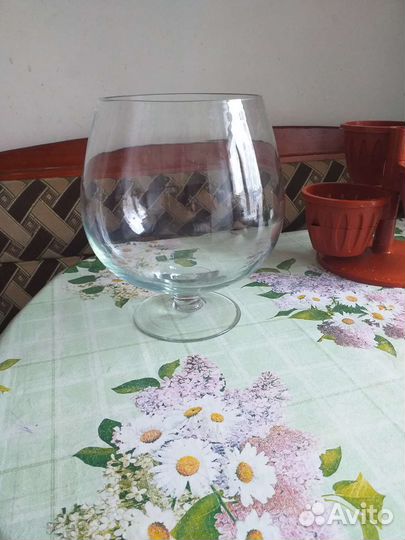 Стеклянная посуда на ножке