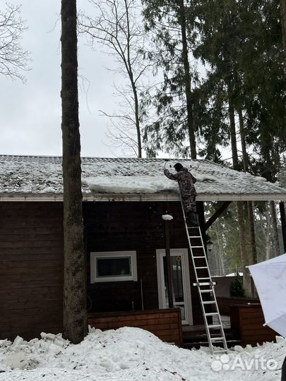 Чистка уборка снега с крыш, сбив льда сосулек