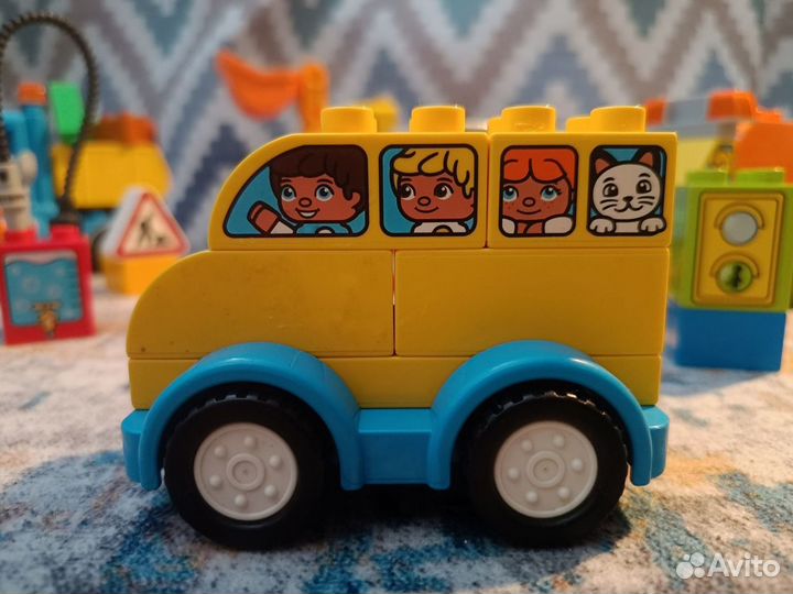 3 набора Lego Duplo: автобус, машинки, экскаватор