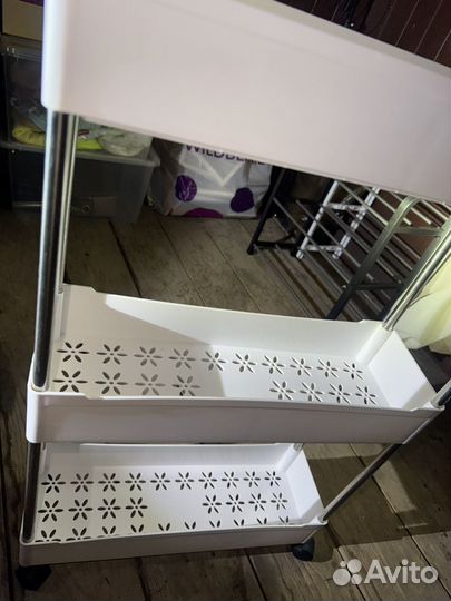 Этажерка на колесиках