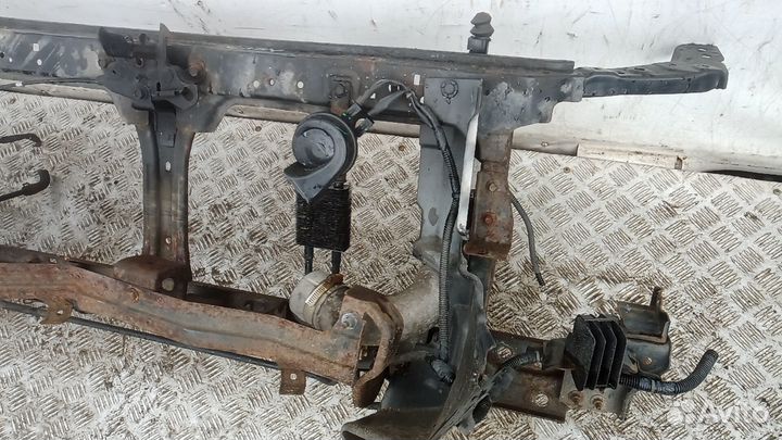 Панель передняя/телевизор (элемент) Nissan Navara