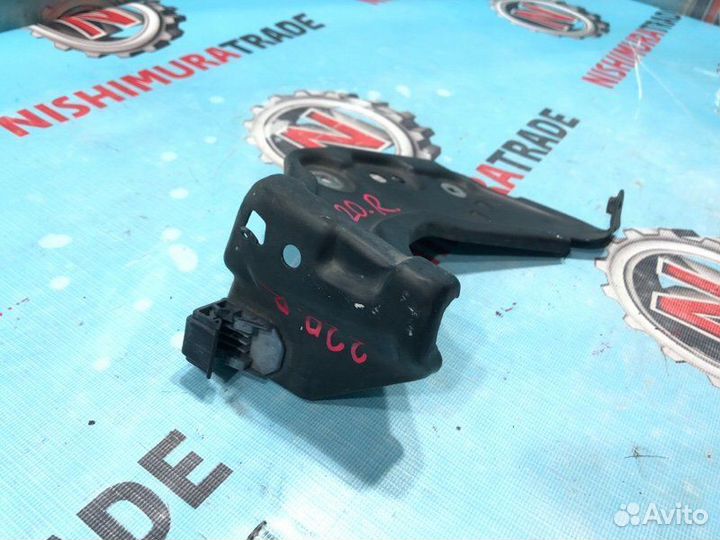 Крепление бампера правое Toyota Regius KCH46 1kzte