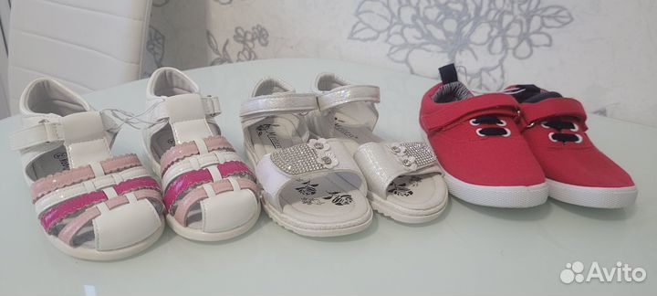Много обуви на девочку