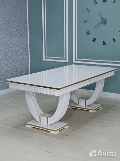 Стол и стулья