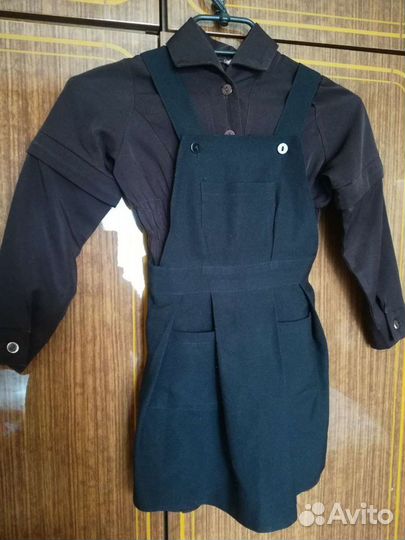 Школьное коричневое платье с фартуками