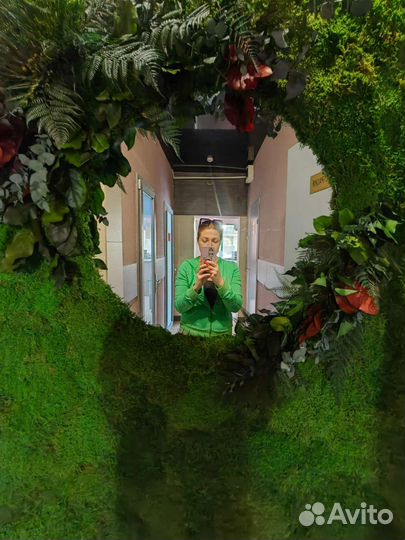 Зеркало с рамой из мха и растений, от