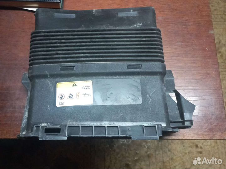 Патрубок воздушного фильтра правый Audi Q7