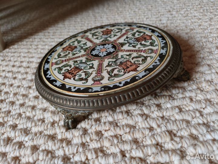 Антикварная подставка под горячее