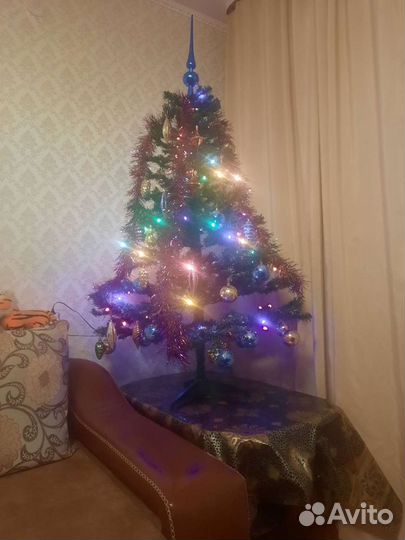 Елка искусственная с игрушками и гирляндой