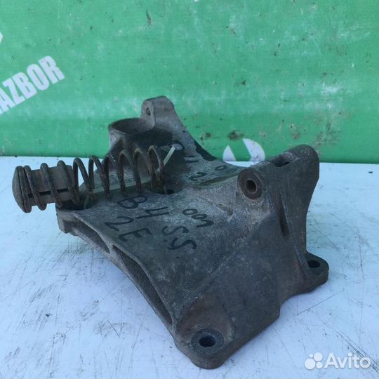 Кронштейн генератора Фольксваген Пассат Б4