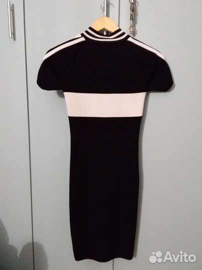 Платье по фигуре на молнии