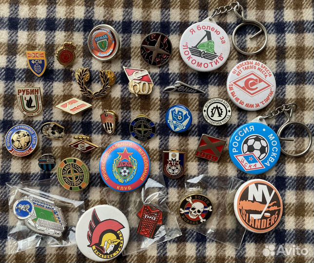 Коллекция значков и брелков