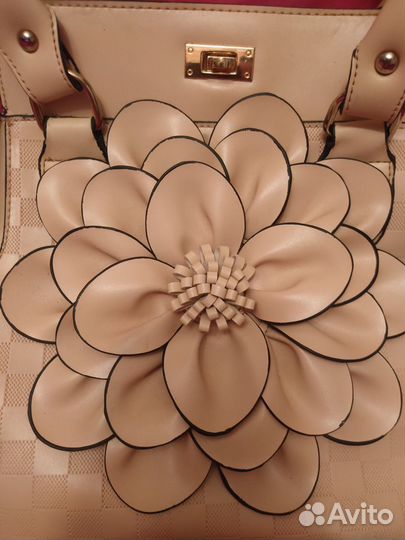 Сумка бежевая с цветком новая