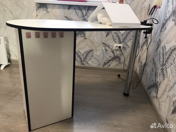 Стол для маникюра с вытяжкой