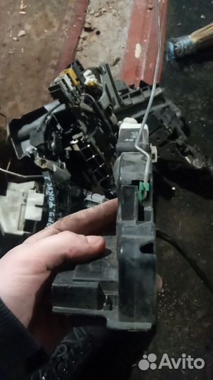 Замок двери передней левой Mitsubishi Carisma