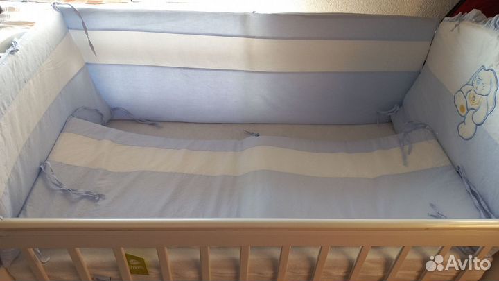 Детская кроватка с продольным маятником