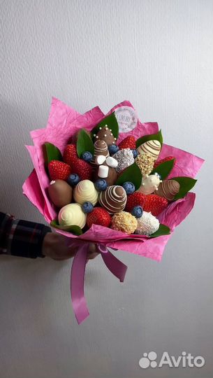 Съедобные букеты из клубники в шоколаде