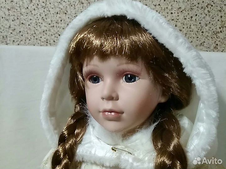 Кукла фарфоровая