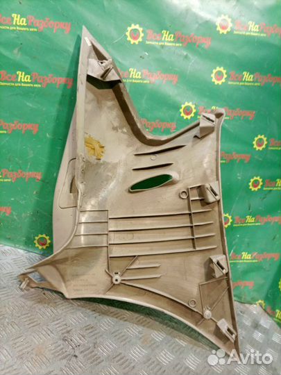 Накладка задней стойки левая Chrysler Pacifica