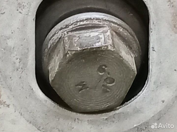 Болт крепления балки задний правый Land Rover