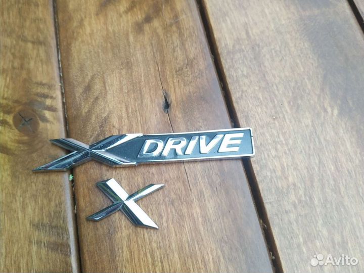 Шильдик буквы на BMW