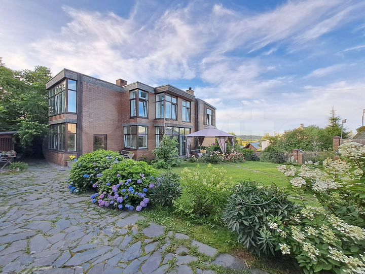 Коттедж 323 м² на участке 7,3 сот.