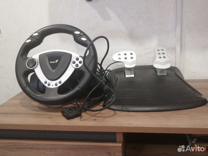 Игровой руль с педалями