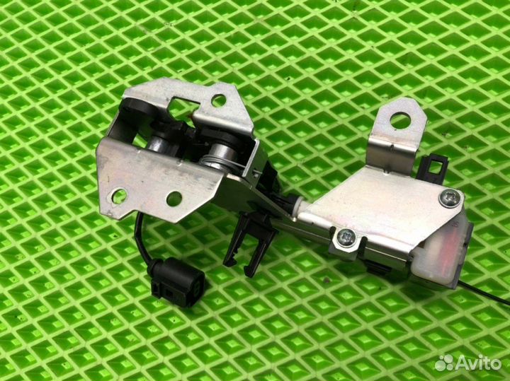 Замок стекла багажника Volkswagen Touareg 7L6 7L7