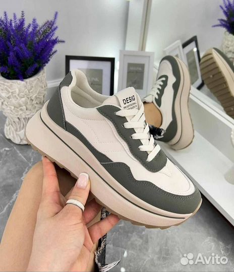 Кроссовки женские