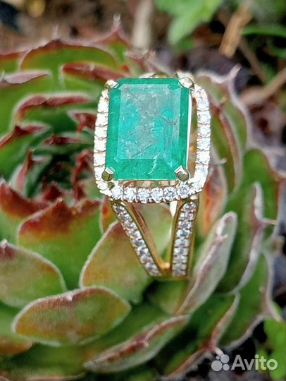 Золотое кольцо с бриллиантами и изумрудом