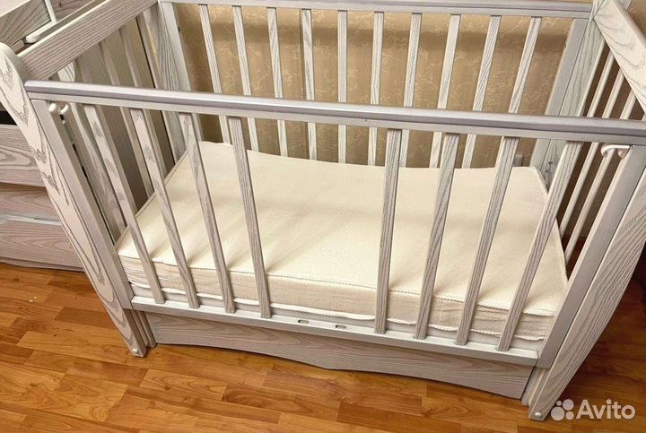 Детская кроватка с маятником можга