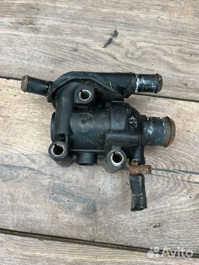 Корпус термостата Ford Focus 1 седан 1.8 2004