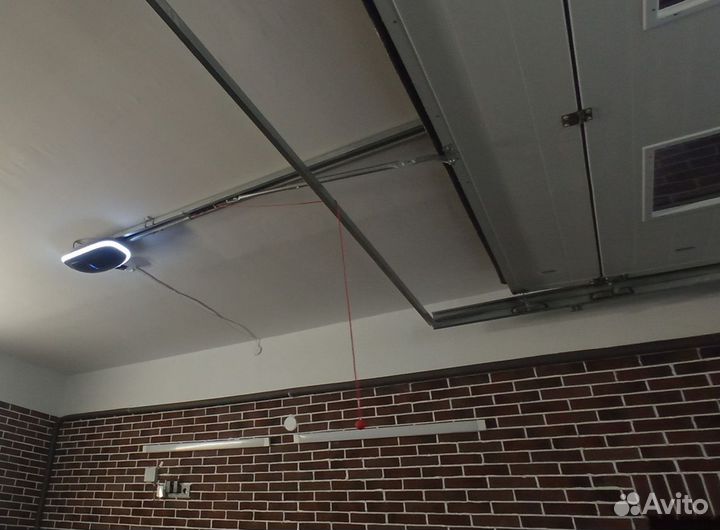 Привод для секционных ворот Levigato Alutech