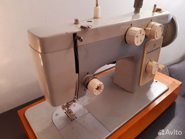 Швейная машина Чайка 142 м