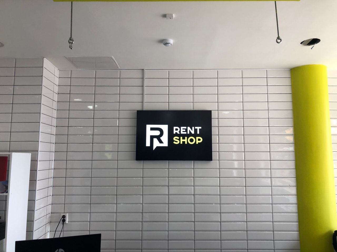 Pro бизнес. Логотип adu. Airport sign arrivals. Бизнес хаб. Мобайлы.