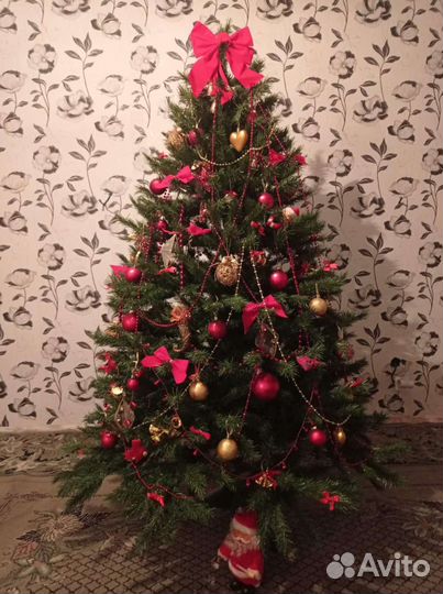 Елка с игрушками