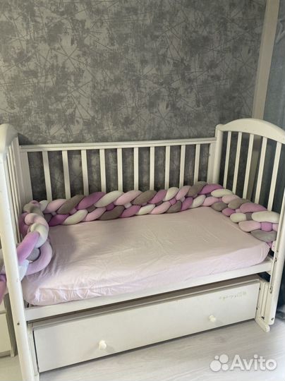 Детская кроватка с продольным маятником
