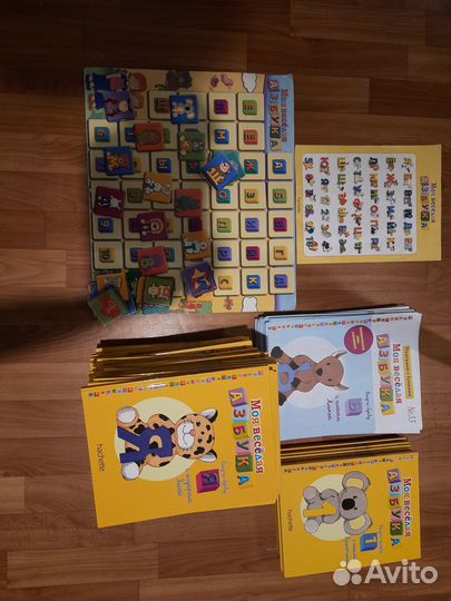 Развивающие книги и магнитная доска с буквами