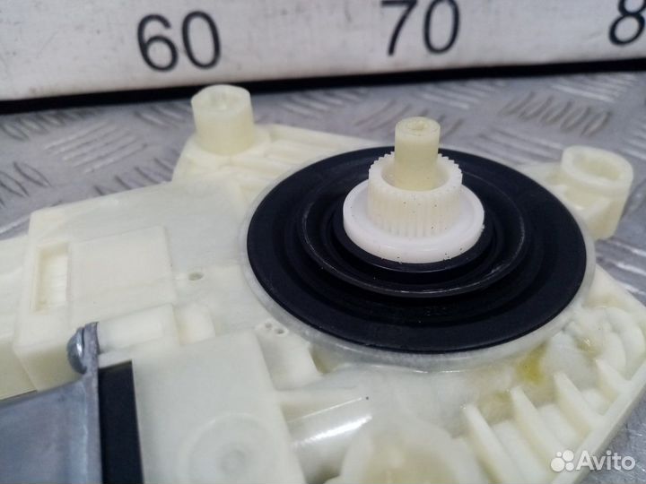 Б/У Моторчик стеклоподъемника задний правый#001