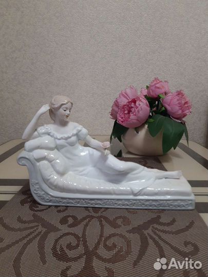 Коллекционная статуэтка Дама фарфор