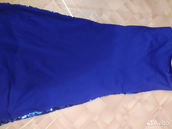 Рисунок вышит пайетками