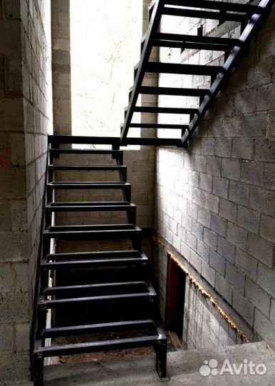 Лестница на металлокаркасе дизайн 4263